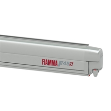 FIAMMA F45s Markis i modern titanfärgad låda. Fokus på lådans eleganta design.